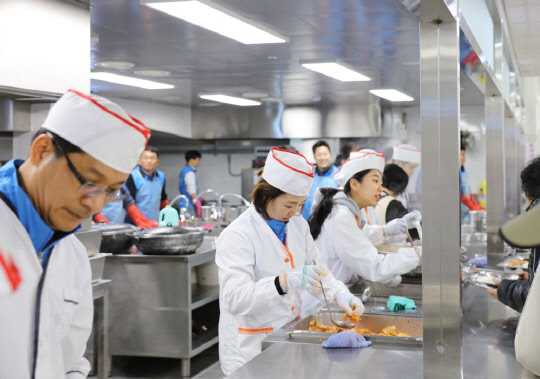 HDC현대산업개발·HDC 신라면세점·자원봉사자로 구성된 봉사단이 무료급식을 하고 있다. <HDC현대산업개발 제공>